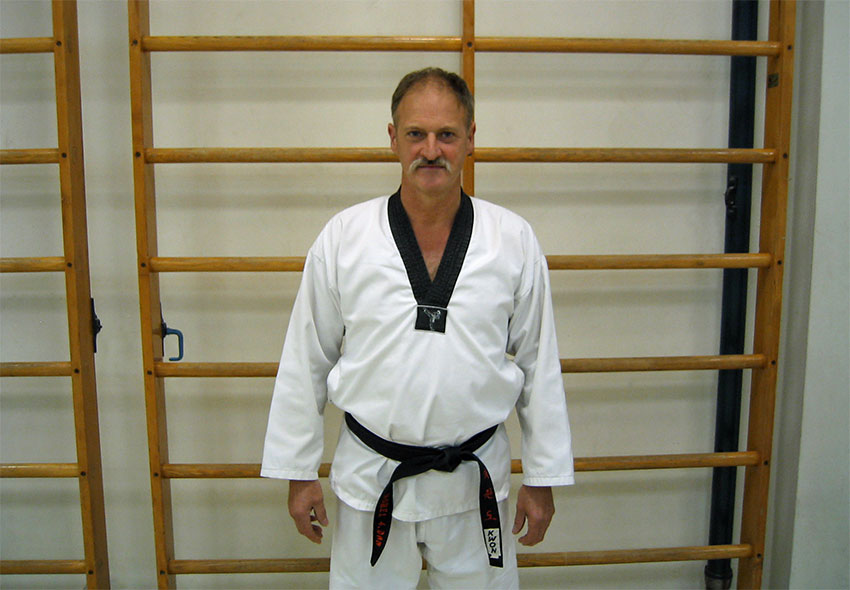 Taekwondo-Meister Willi Hobel (4. Dan) im Tobok mit
        schwarzem Gürtel